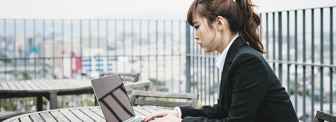 Una mujer en Kioto, Japón trabajando en una computadora portátil al aire libre